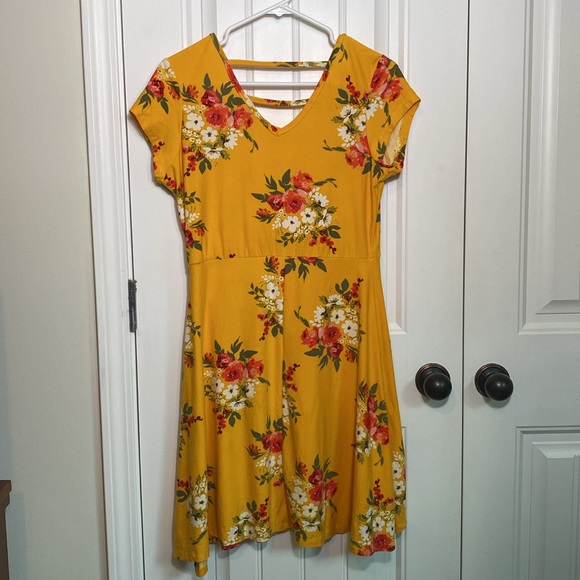 Womens Yellow Floral Short Sleeve Dress Size Small - Picture 2 of 2